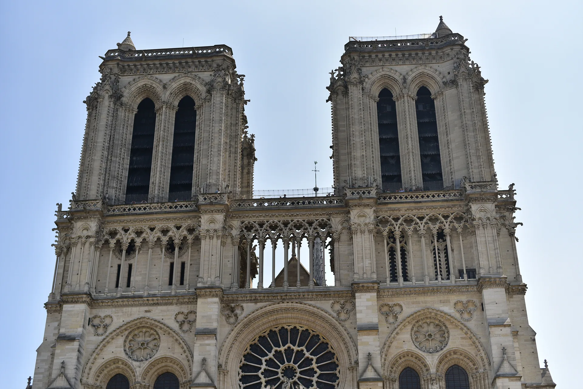 웅장한 고딕 양식의 아치와 정교한 석조 건축미 · 파리, 일드프랑스, 프랑스 · 2018-05-20