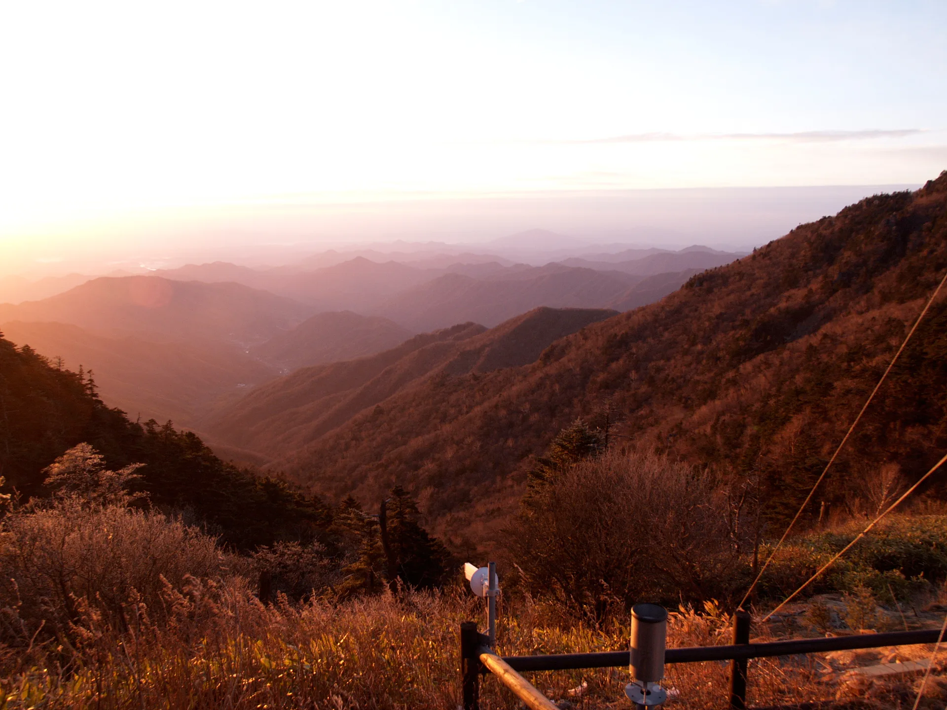 노을빛으로 물든 겹겹의 산 능선 풍경 · 2007-11-18