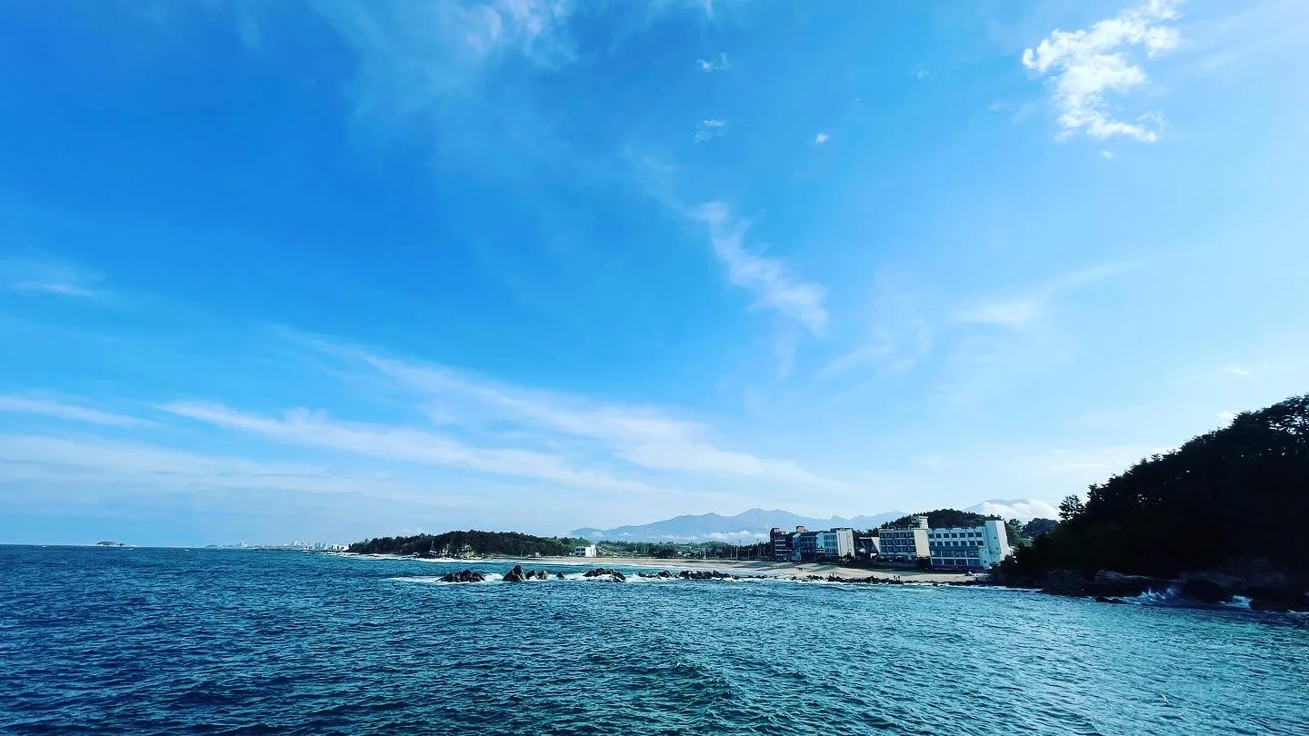 푸른 바다와 해안선이 어우러진 평화로운 풍경 · 분당주택공원, 성남시, 경기도, 대한민국 · 2022-05-09