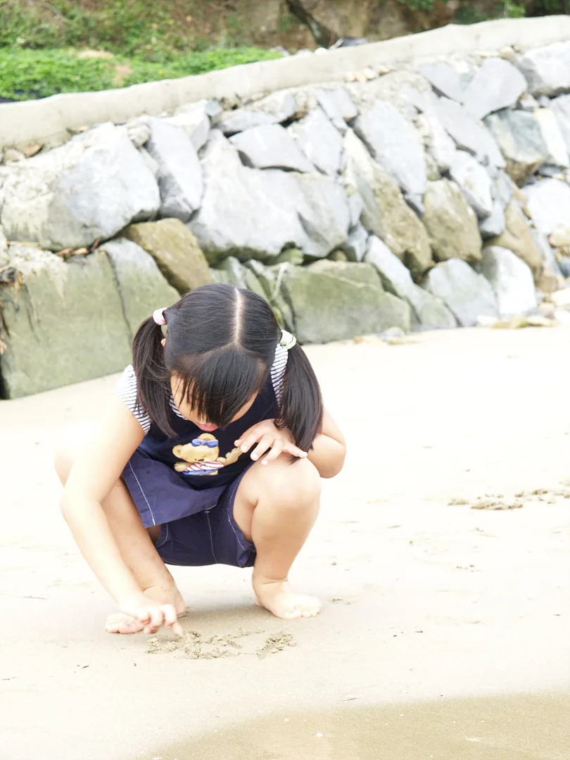 모래사장 위에서 무언가에 집중한 아이의 모습 · 2007-09-21