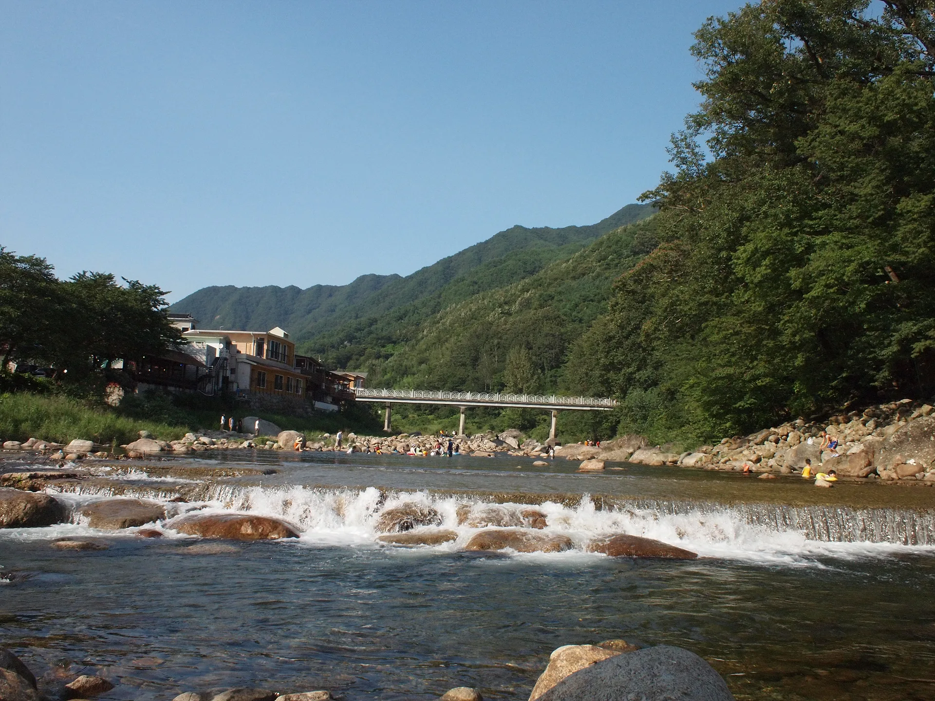 여름날의 시원한 계곡과 푸른 산의 풍경 · 2009-08-22