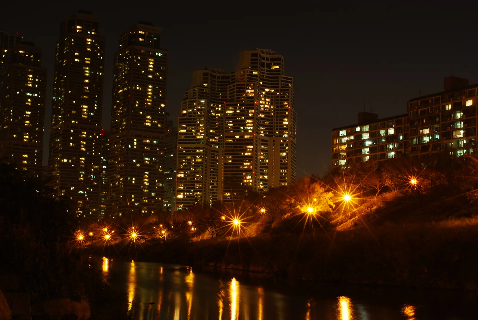 밤하늘을 수놓은 도시의 불빛과 강변 야경 · 2011-11-13