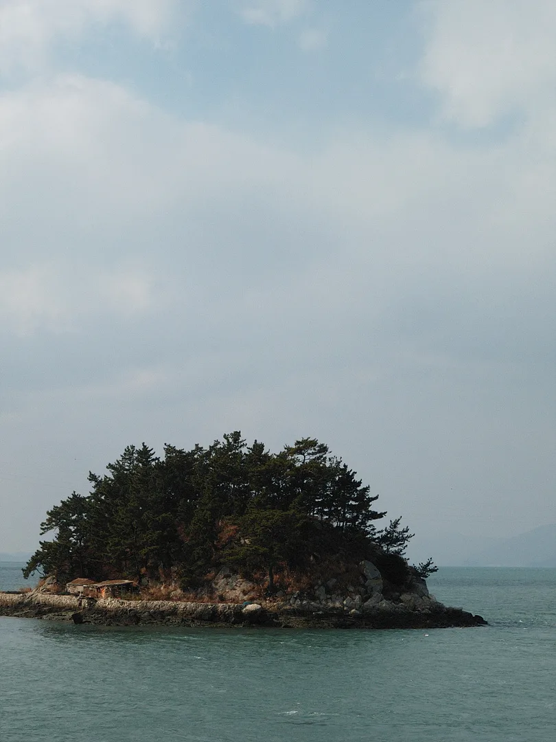 푸른 바다 위 고요하게 떠 있는 작은 섬 · 2009-01-25