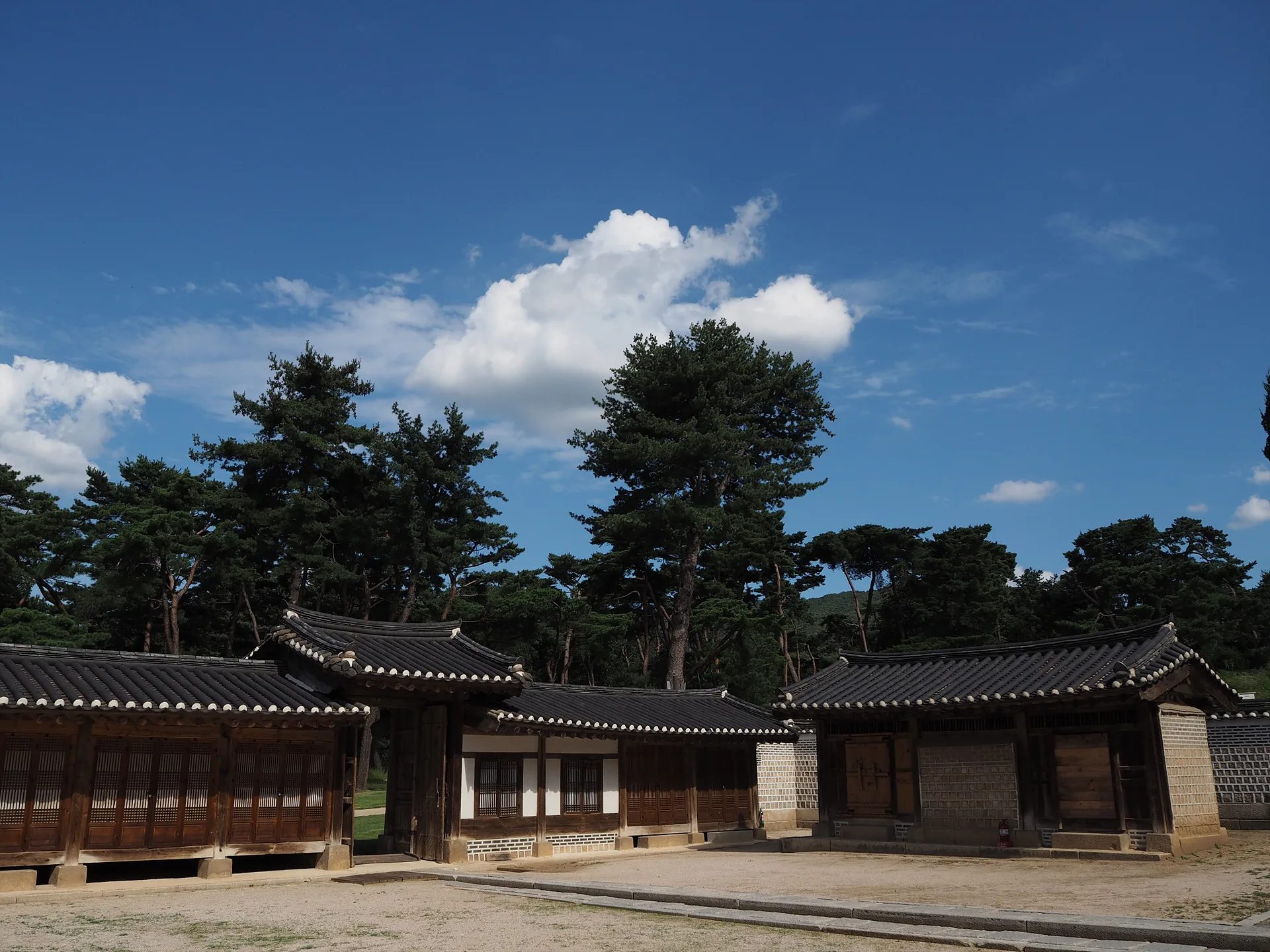 푸른 하늘 아래 고즈넉한 전통 한옥의 풍경 · 여주시, 경기도, 대한민국 · 2014-09-14