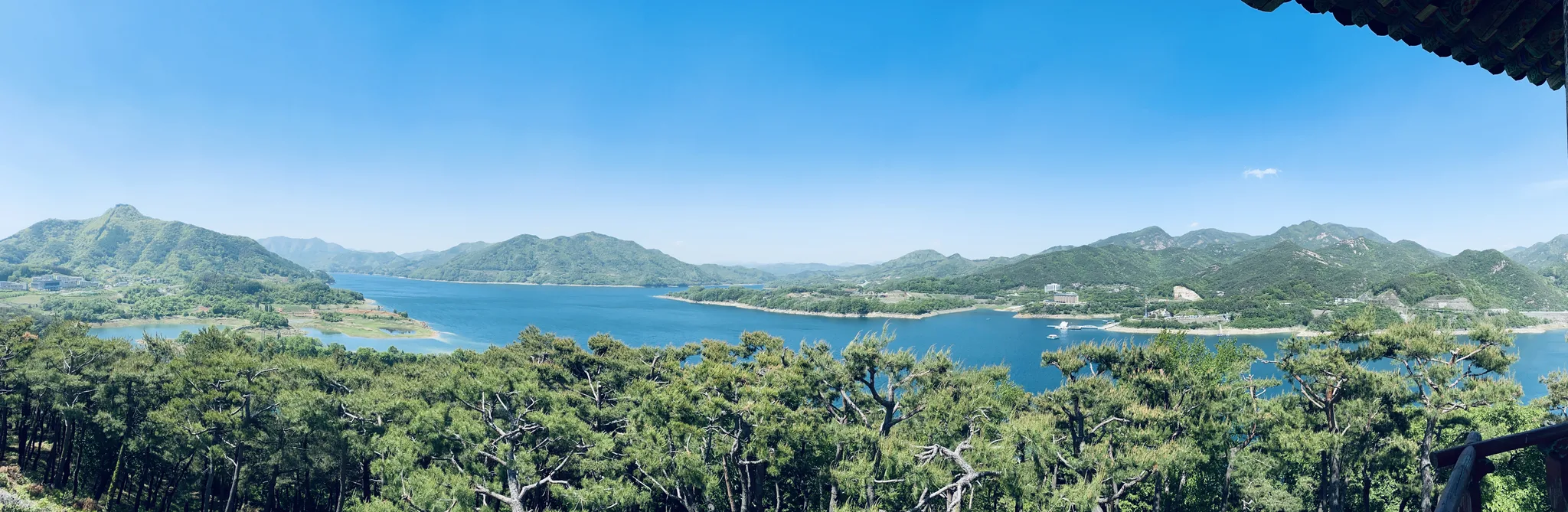 푸른 호수와 초록빛 산맥이 어우러진 탁 트인 풍경 · 2021-05-05