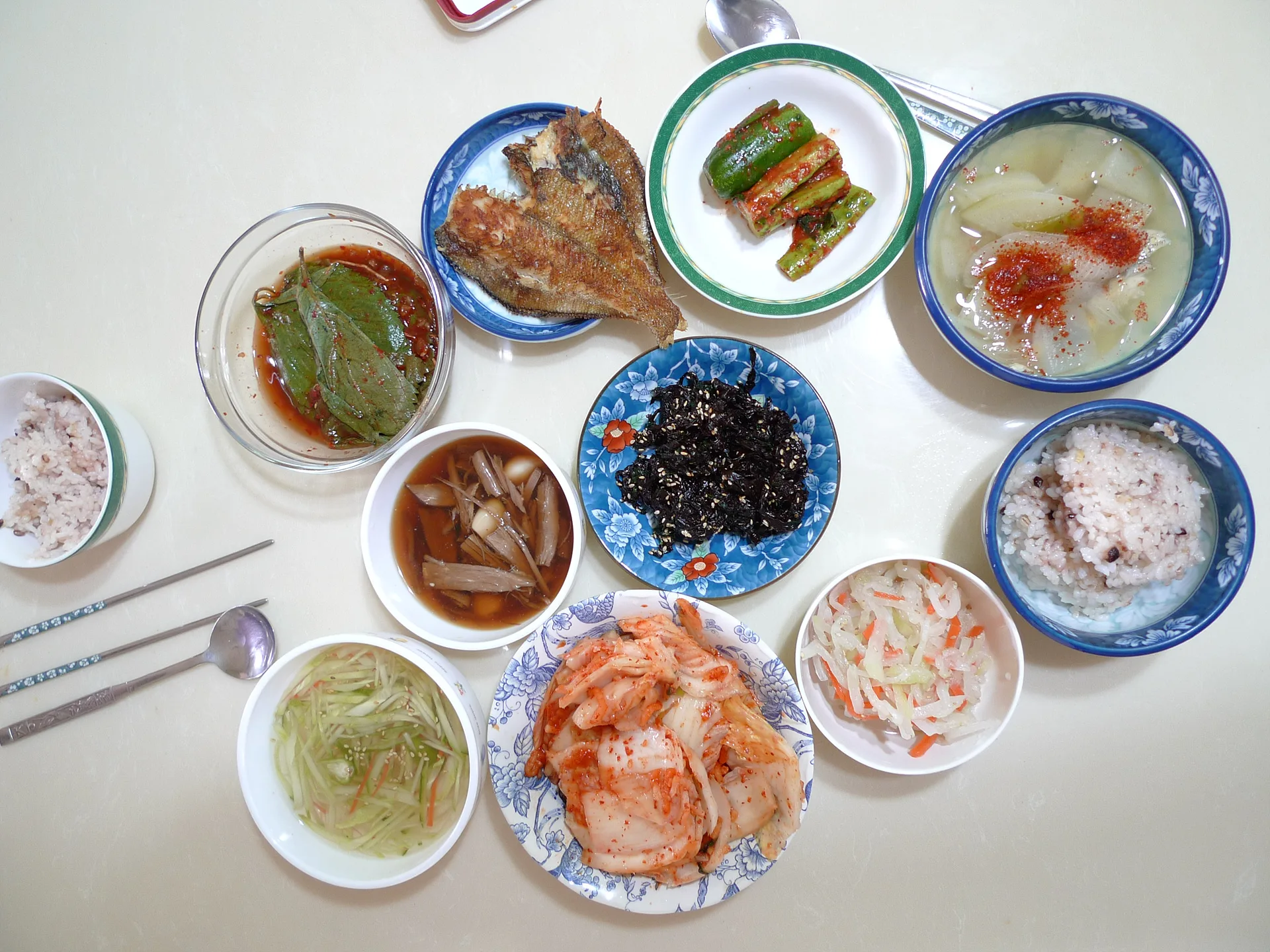 정갈하게 차려진 한국의 전통 집밥 한 상 · 2010-04-07