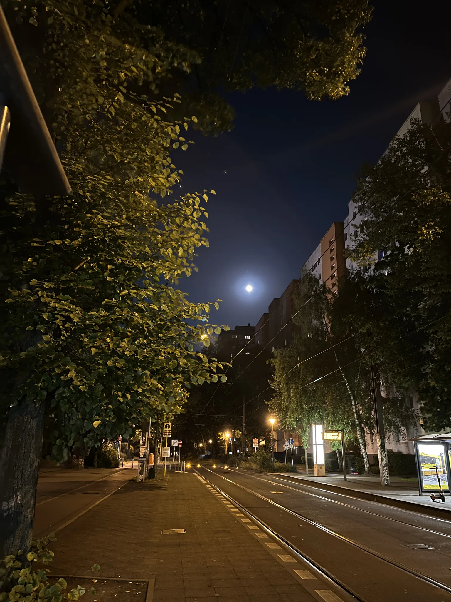 베를린의 고요한 밤, 달빛 아래 트램 길 · 베를린, 독일 · 2024-09-18