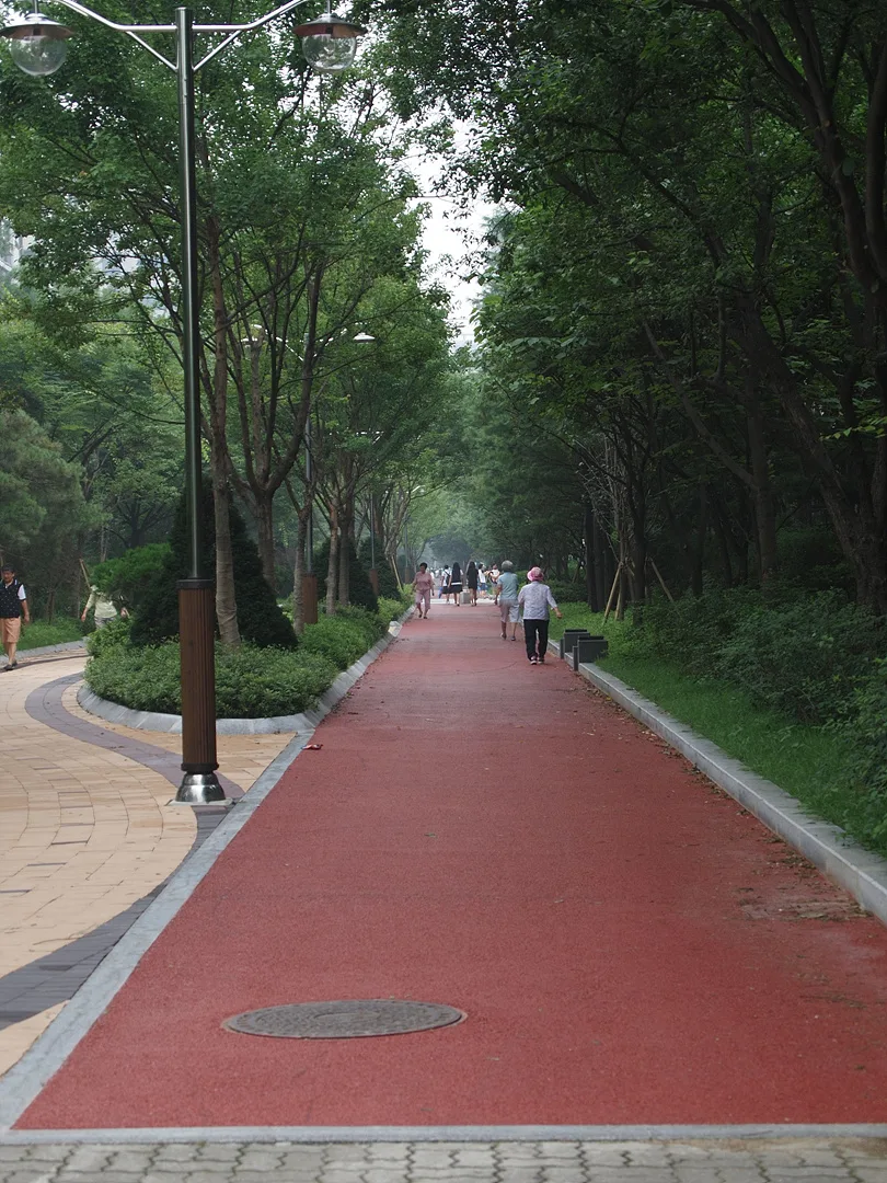 여름날의 싱그러움이 가득한 붉은 산책로 · 2009-07-20