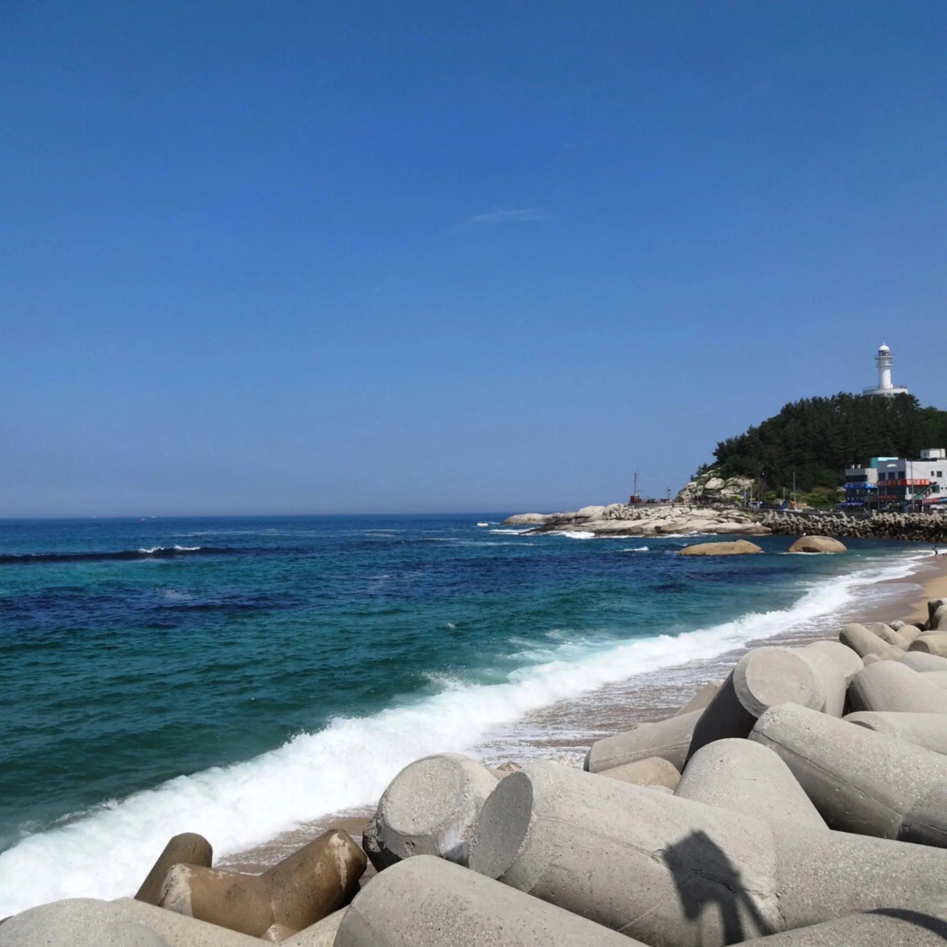 푸른 바다와 하얀 등대가 어우러진 해변 풍경 · 속초시, 강원특별자치도, 대한민국 · 2014-06-14