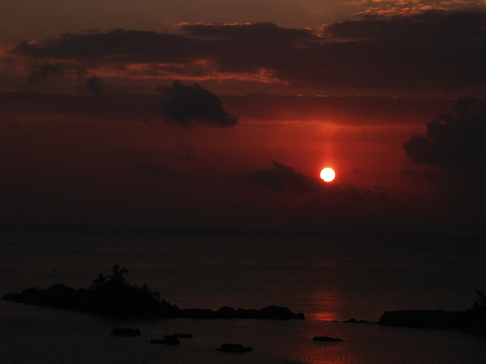 붉게 물든 바다 위로 지는 강렬한 노을 · 2009-01-25