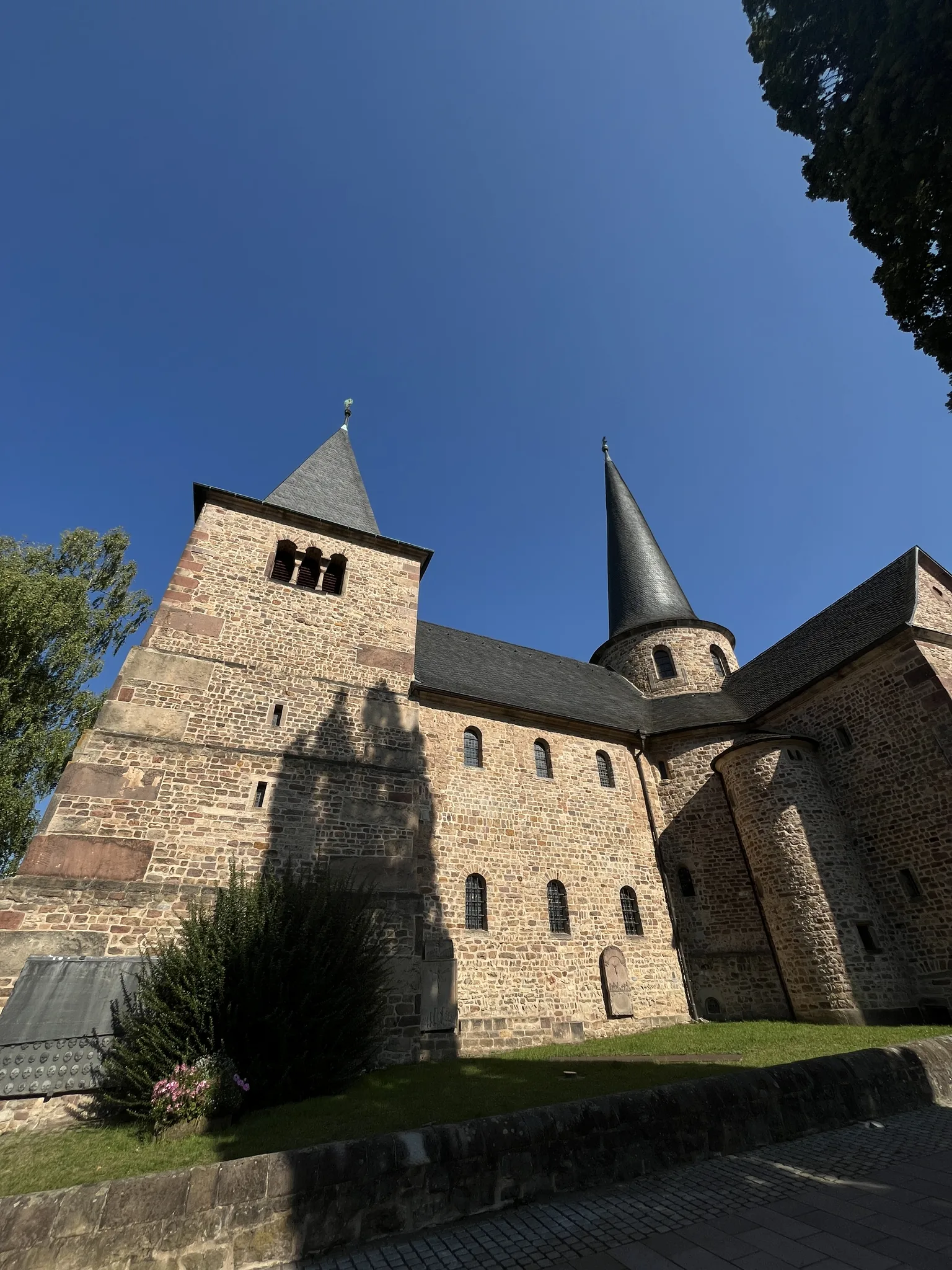 푸른 하늘 아래 독일 풀다 미하엘스 교회 · Michaelskirche, Fulda, 풀다, 헤세, 독일 · 2024-09-20
