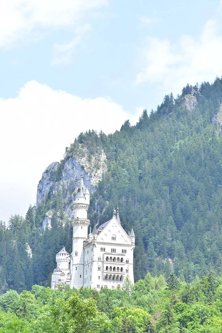 독일 바이에른의 동화 같은 슈방가우 성 · Hohenschwangau, 슈방가우, 바이에른, 독일 · 2017-06-27
