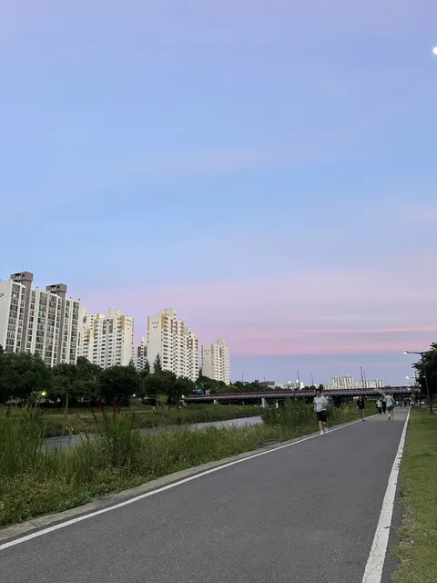 분홍빛 노을이 물든 성남시의 평온한 산책로