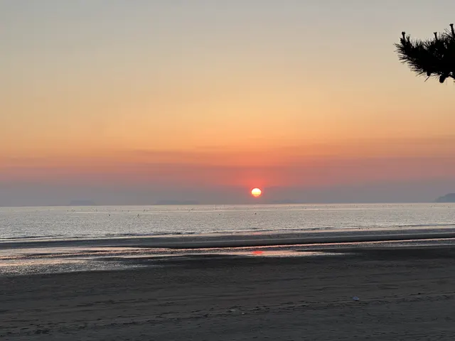 충남 서해안의 붉은 노을과 평온한 바다
