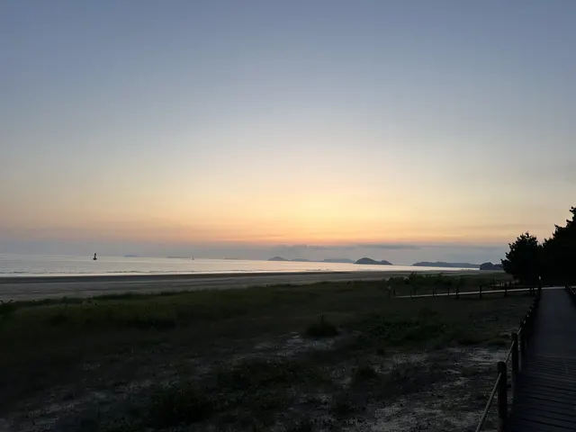 충남의 평온한 해변 노을
