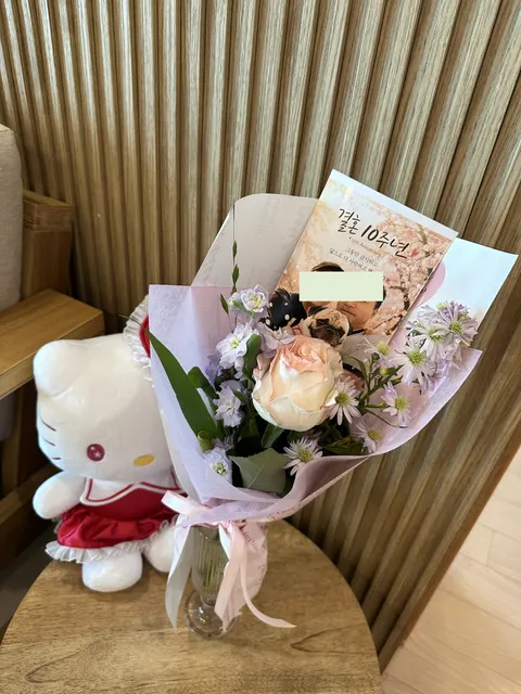 결혼 10주년의 설렘을 담은 화사한 꽃다발