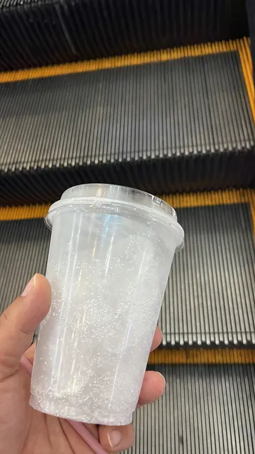 에스컬레이터 위 시원한 아이스 음료 한 잔